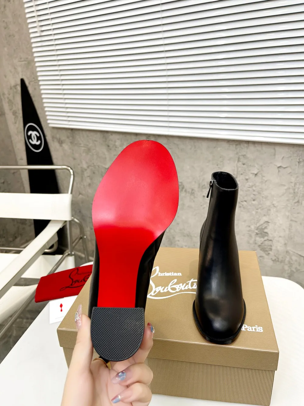 👟👟Ex-factory price 560👟👟 Christian Louboutin (CL) launches new thick-heeled platform boots in 2023, made of shiny calf leather, simple and fashionable. Tube height 4 inches (12cm) ✅Fabric: grained cowhide ✅Lining: sheepskin ✅Outsole/heel height: rubber Heel height 7cm ✅Color: black reddish brown ✅Code number: 34-41 (34,41 customized) ✅Packaging: original board packaging